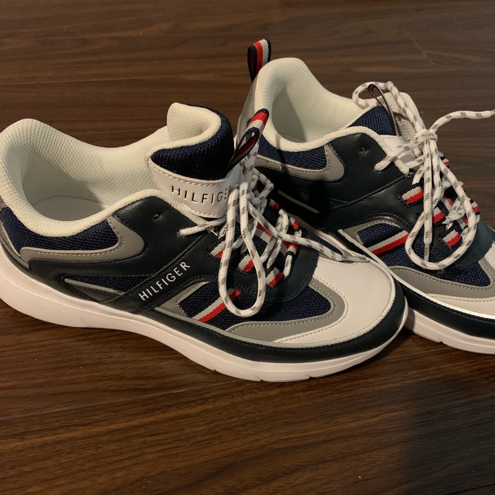 Tommy Hilfiger rubbing shoes.